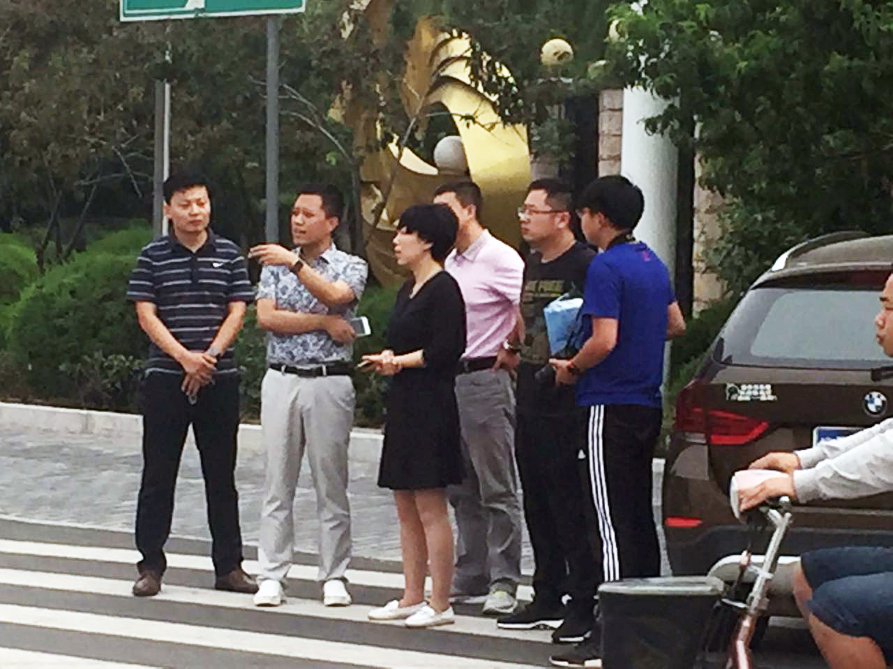 团市委书记高雁、副书记元浩慰问文明交通志愿者