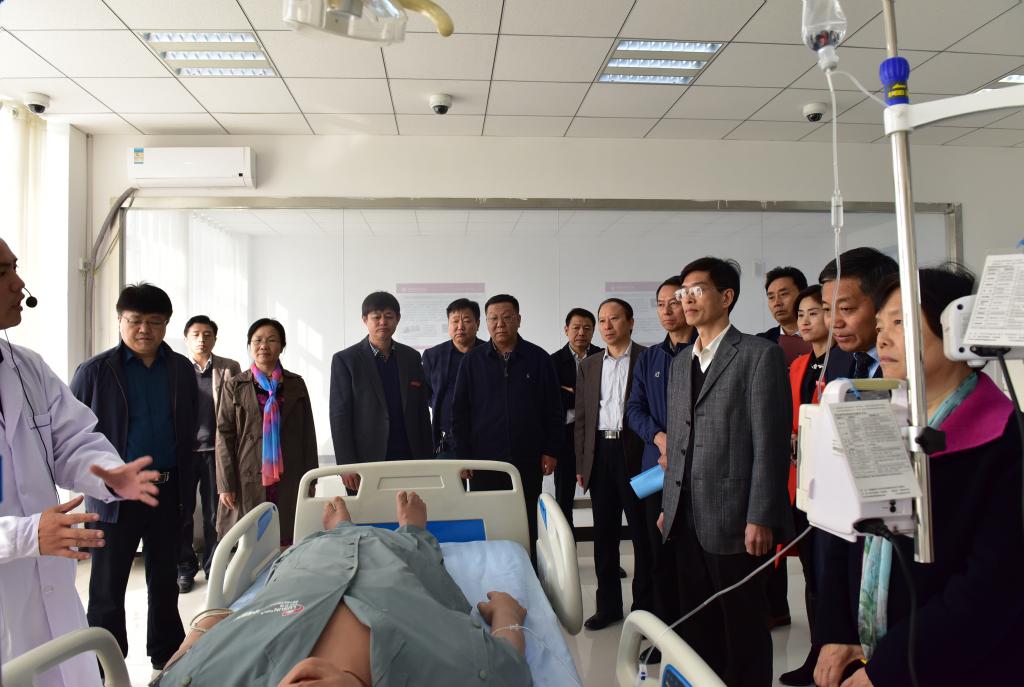 专家组实地考察临床医学专业实训室
