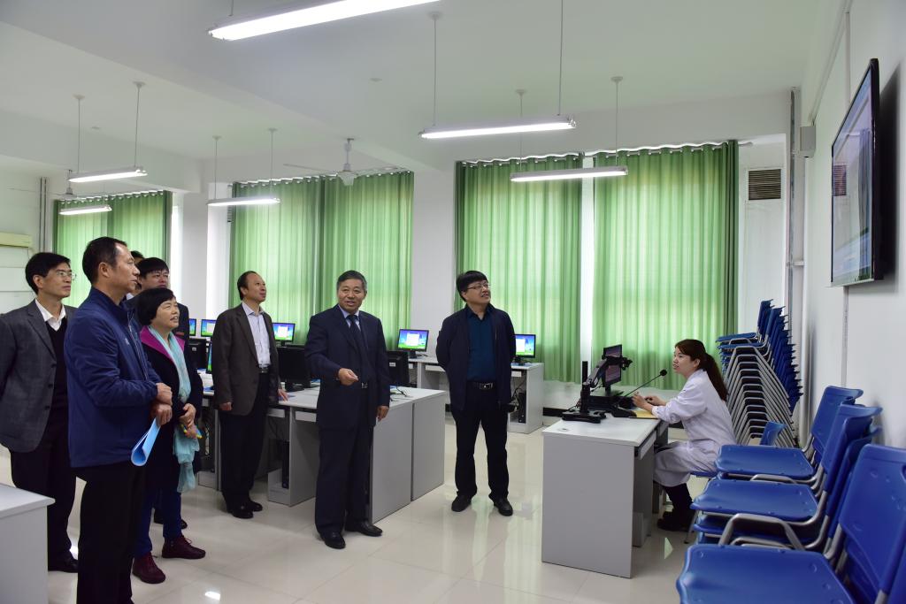 专家组参观医学基础实验室