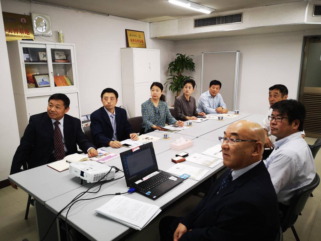 教育文化国际交流财团负责人观看我院对外合作宣传片