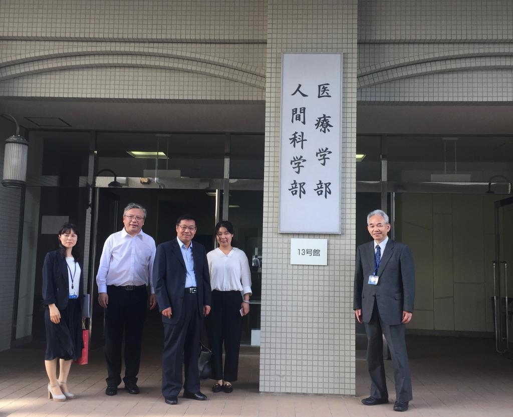 郭院长了解东亚大学医疗学部教学情况