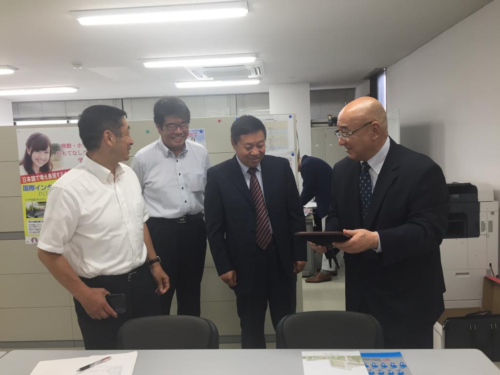 与教育文化国际交流财团会长岡村贞彦会谈