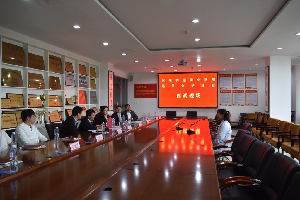 面试学生现场