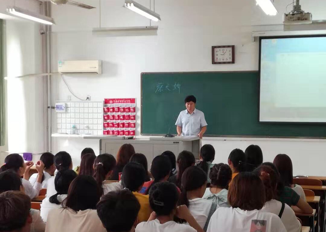 药学检验系主任刘芳君进行新生入学教育
