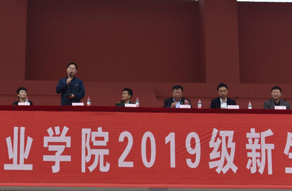副院长钟会亮同志宣布开云kaiyun官网2019级新生军事训练现在开始