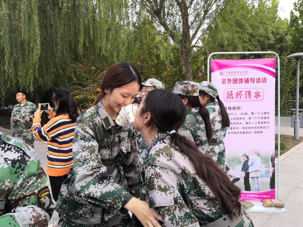 纸杯传水